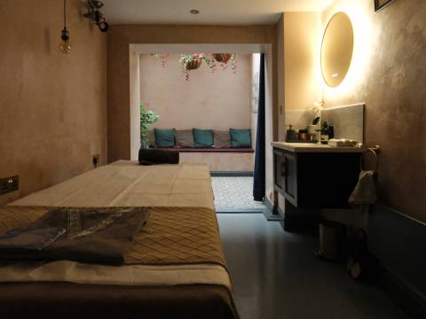 Chloe massage